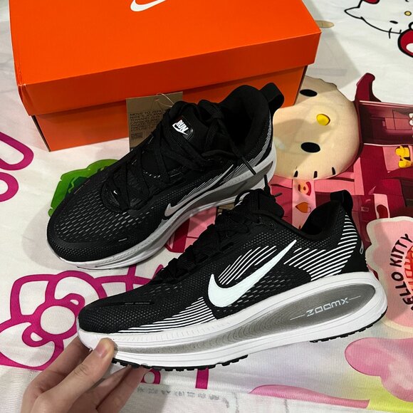 Nike Black And White Cushioned Running Shoes - Picture 2 of 7